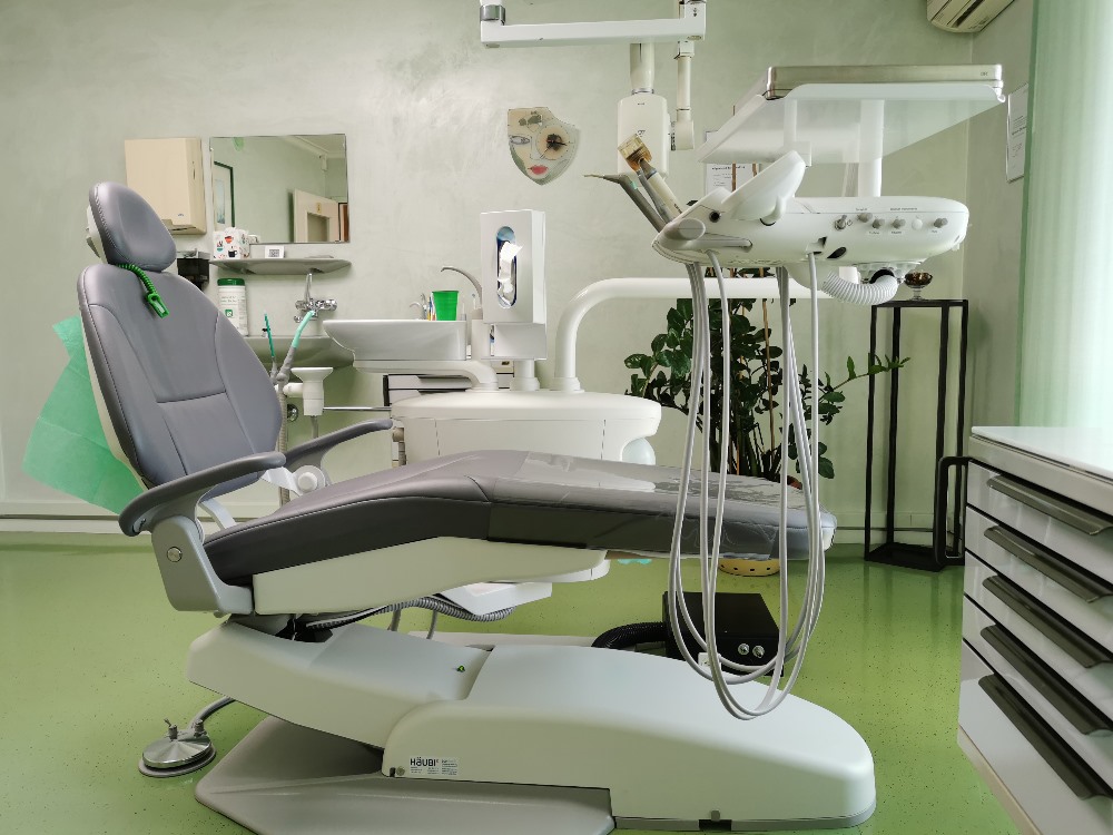 Behandlungszimmer 1, Zahnarztpraxis Zahn und Biss, Dr. med. dent. Emilia Velea, 3063 Ittigen